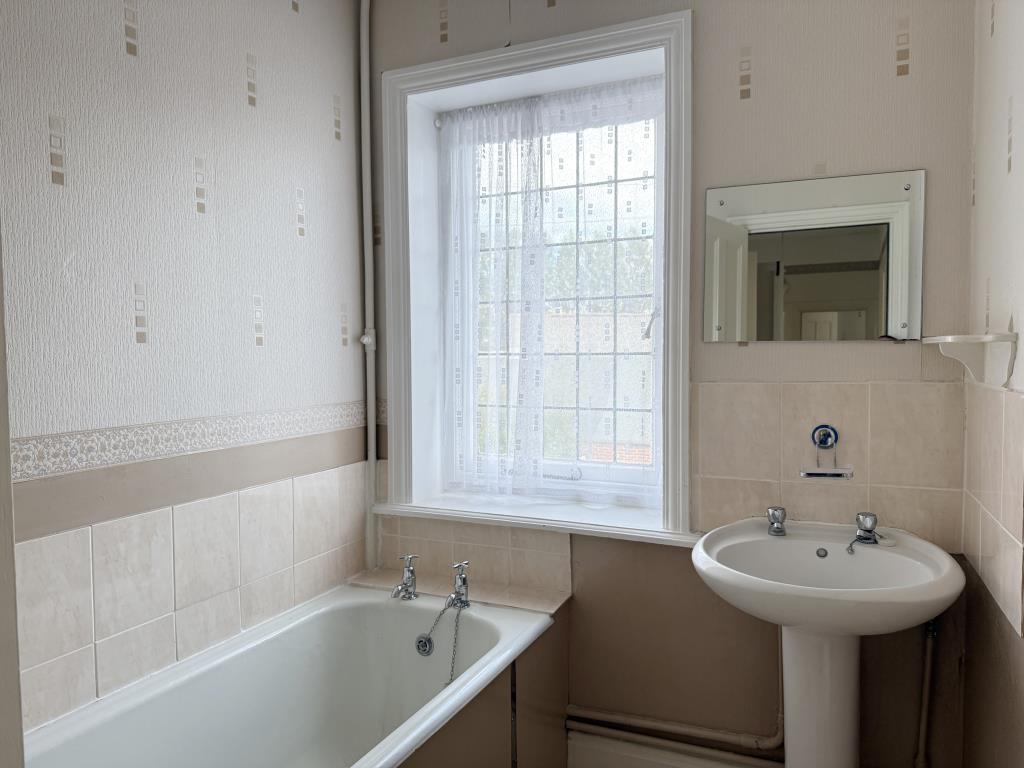 Lot: 106 - THREE-BEDROOM HOUSE IN NEED OF IMPROVEMENT - Bathroom with white suite